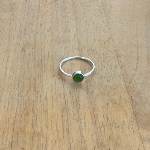 Elegant Silver Green Jade Stone Ring Size 8 - Picture 2 of 3